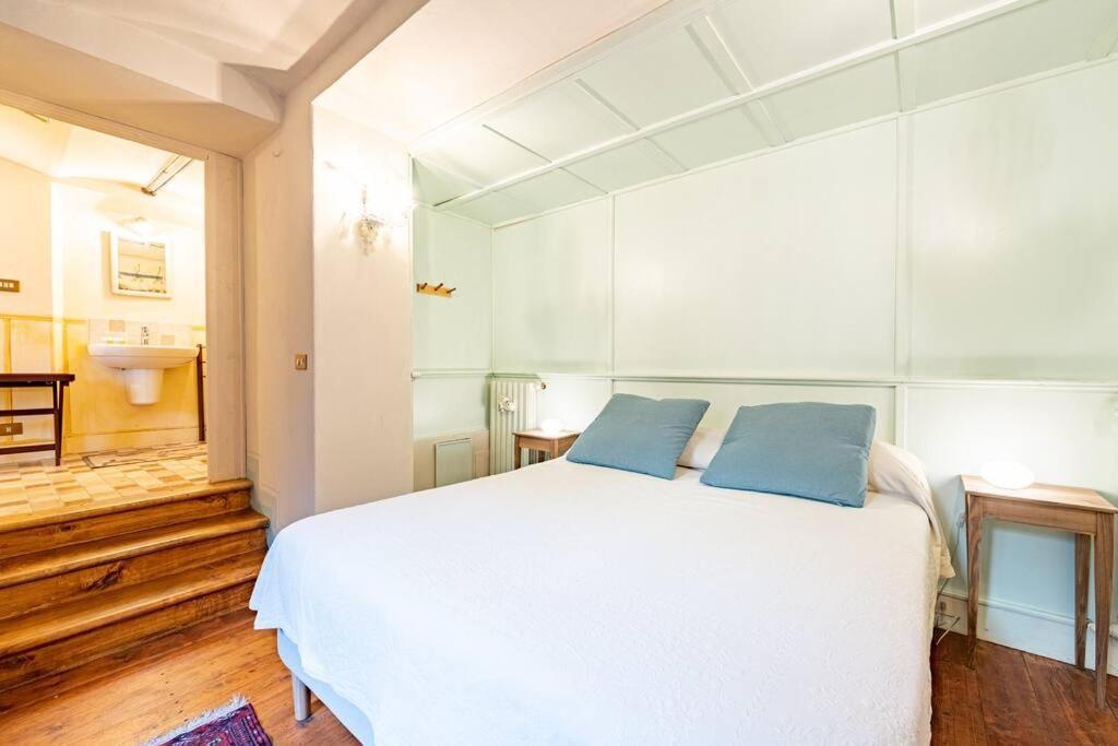 Central And Cosy Pied-a-terre W/ Free Parking Apartamento