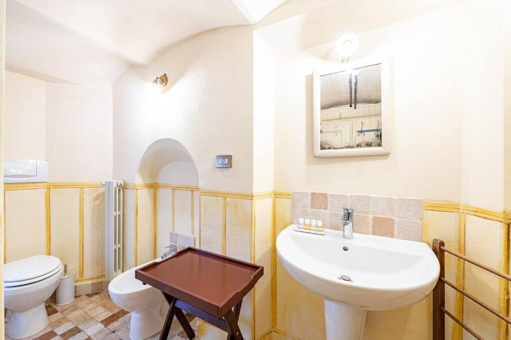 Central And Cosy Pied-a-terre W/ Free Parking Apartamento
